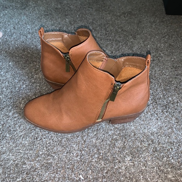 Tan faux leather booties - Picture 2 of 5